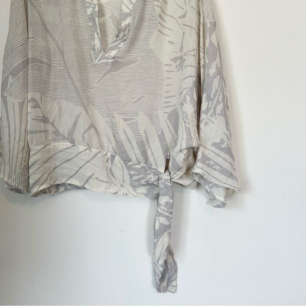 New York & Company White and Gray Palm Tropical Patterned Blouse - Size: Large - Picture 3 of 5